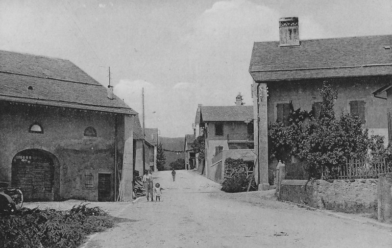 059-Burtigny-haut-du-village-poste-a768--droite-1925